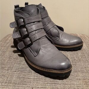 Andrea Conti Ankle Boots Size 38 (8,5)Triple Buckle Gray Leather Heel